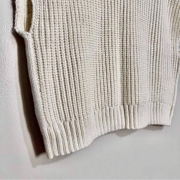 NWT H&M Thick Cable Knit V-Neckline Relaxed Fit Sweater Vest in Soft White - Picture 16 of 16
